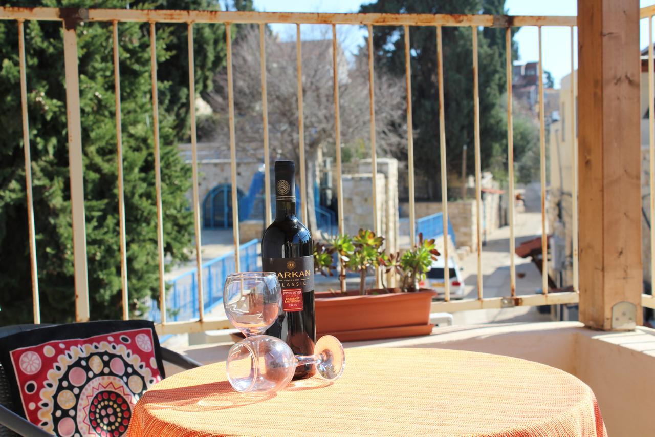 Off The Square Hotell Safed Exteriör bild